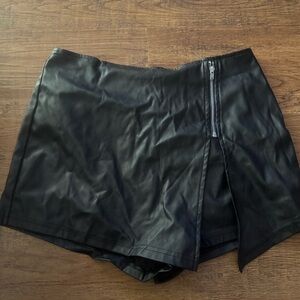 Women’s / juniors pleather skort / shorts M - NEW